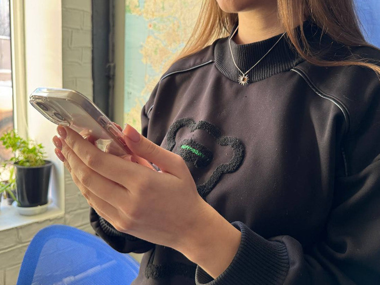     Появление смартфонов стало причиной того, что у людей все чаще диагностируют синдром компьютерного зрения. Фото: Архив МК в Великом Новгороде