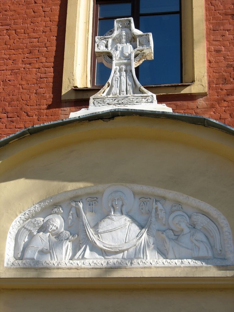 Барельеф с изображением Покрова Пресвятой Богородицы. Церковь Покрова Пресвятой Богородицы при Политехническом университете