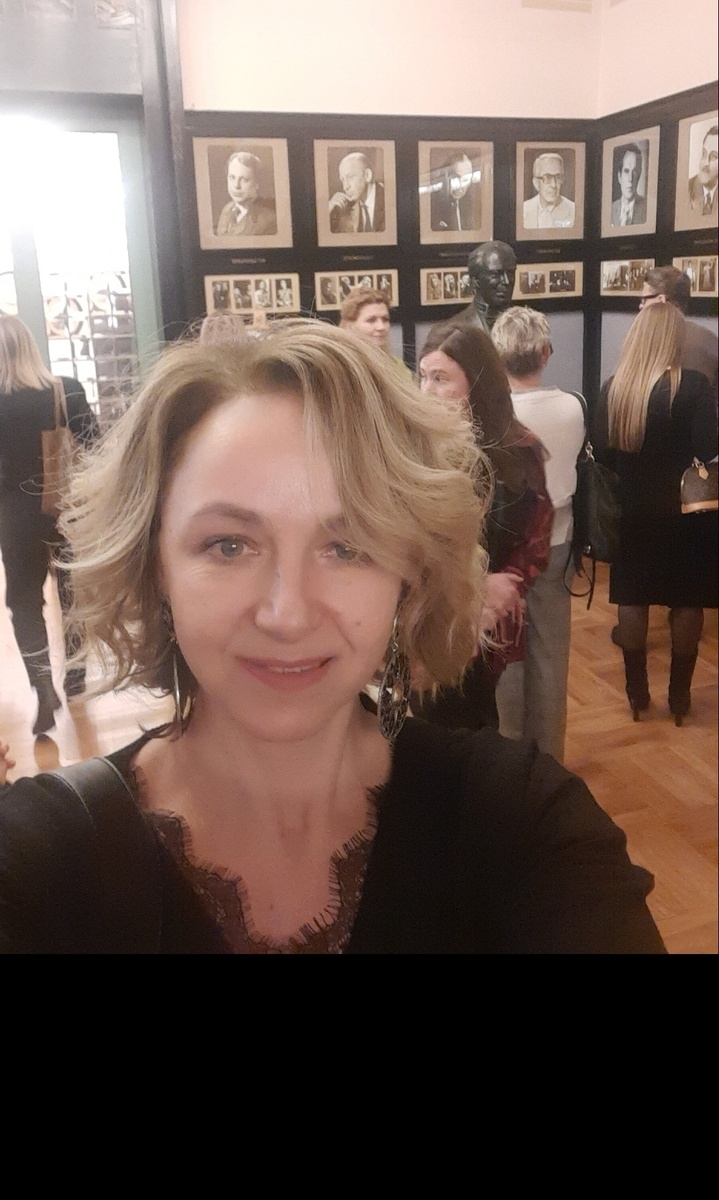 Здесь вы видите типичную для московских театров (и, думаю, что не только московских) картину: восемь девок один я. "Один я" - если вы не разглядели - голова в очках справа. Так что, девочки, в театры ходим только с мыслями о прекрасном. 