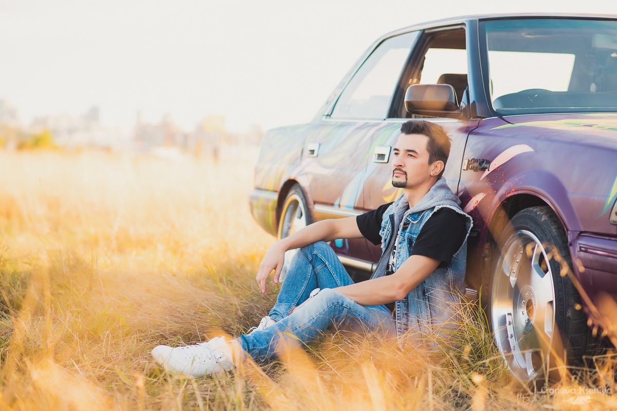 фото с сайта https://photolime.by/blog/tpost/mcpxh1avs1-luchshie-idei-dlya-letnei-fotosessii-dly?hl=ru-RU. мужчине приятнее смотреть на пейзажи чем на интерьер машины. 