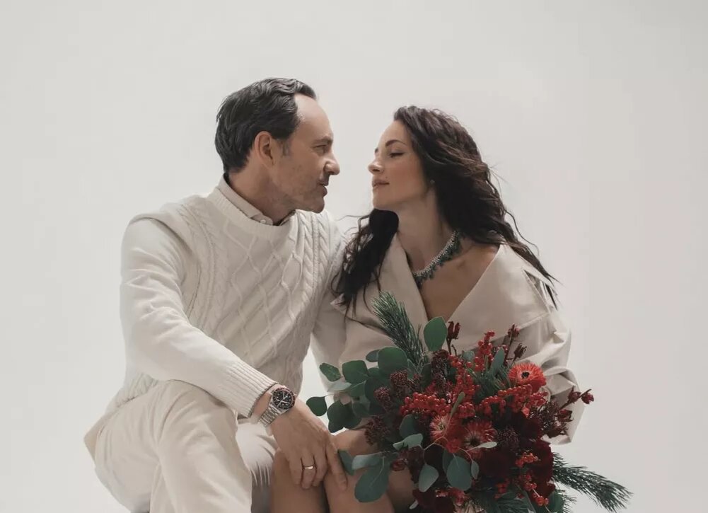    Анна Снаткина поделилась трогательными семейными фото с мужем и дочерью