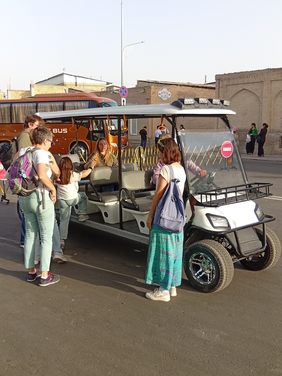 "Тук-тук", как один из видов туристического транспорта Бухары. Фото из личного архива автора.