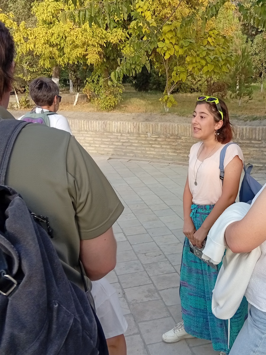 Наш экскурсовод Парвина. Фото из личного архива автора.