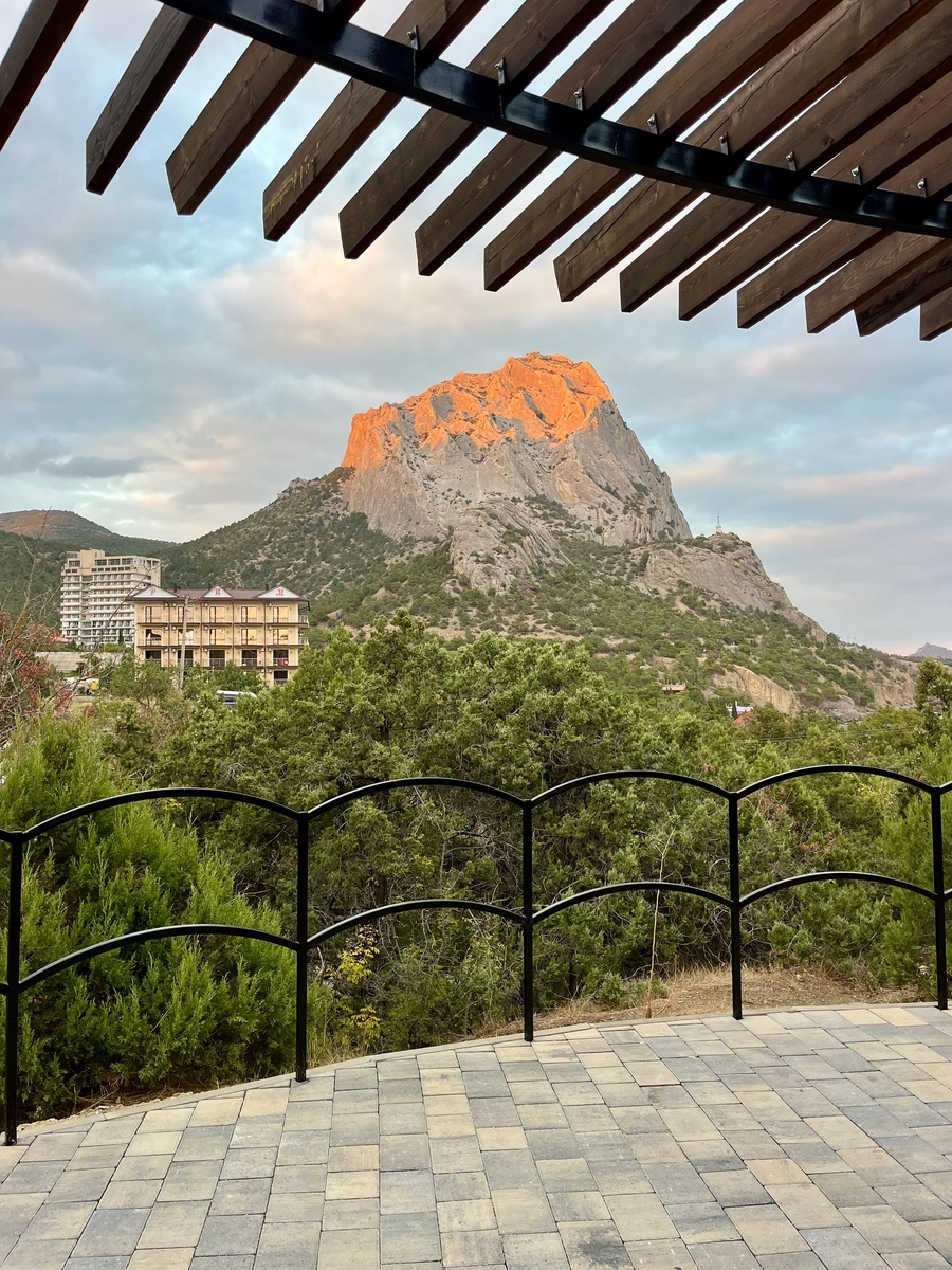 Закатные лучик на верхушке Сокола.