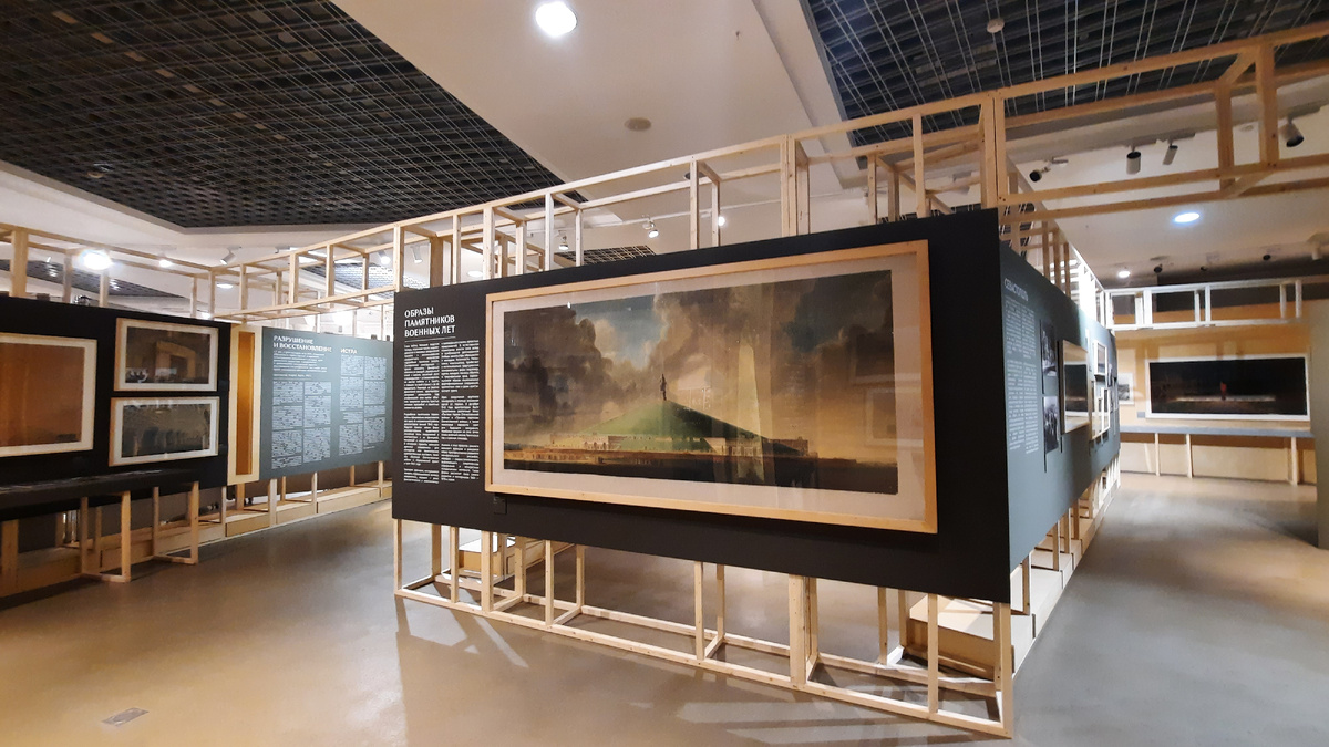 Экспозиция выставки «Архитектура памяти» в Смоленске. Фотография К.Тихоновой. Октябрь.2025.