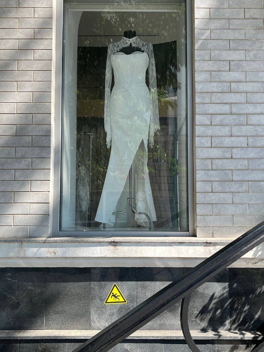 Фото платья из салона, в котором я в итоге купила платье, всегда проходила его мимо, не особо нравились на витрине.. Оказалось там самые красивые платья..