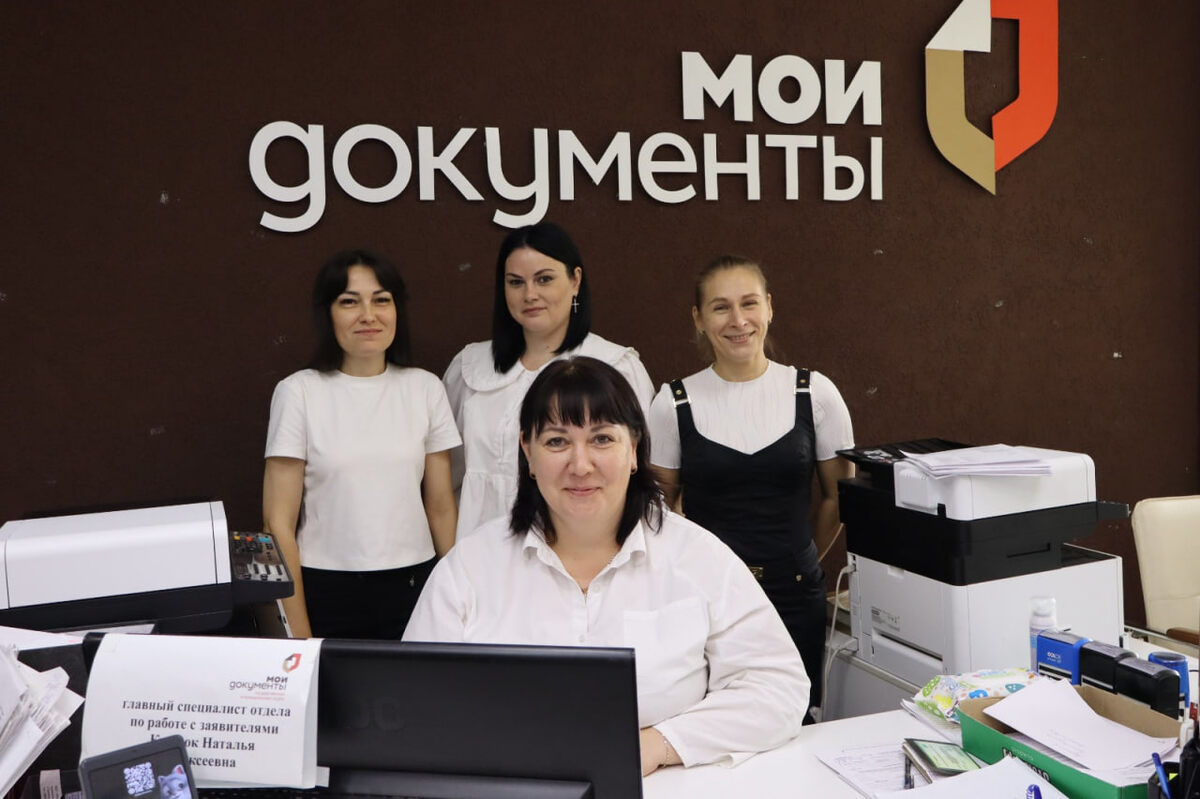 Главные специалисты А. В. Панфилова и Н. Г. Критюк, а также ведущие специалисты О. Ю. Карандашова и С. М. Теренина. Именно они встречают посетителей в зале. / ФОТО: ЕЛЕНА АРЦИМОВИЧ