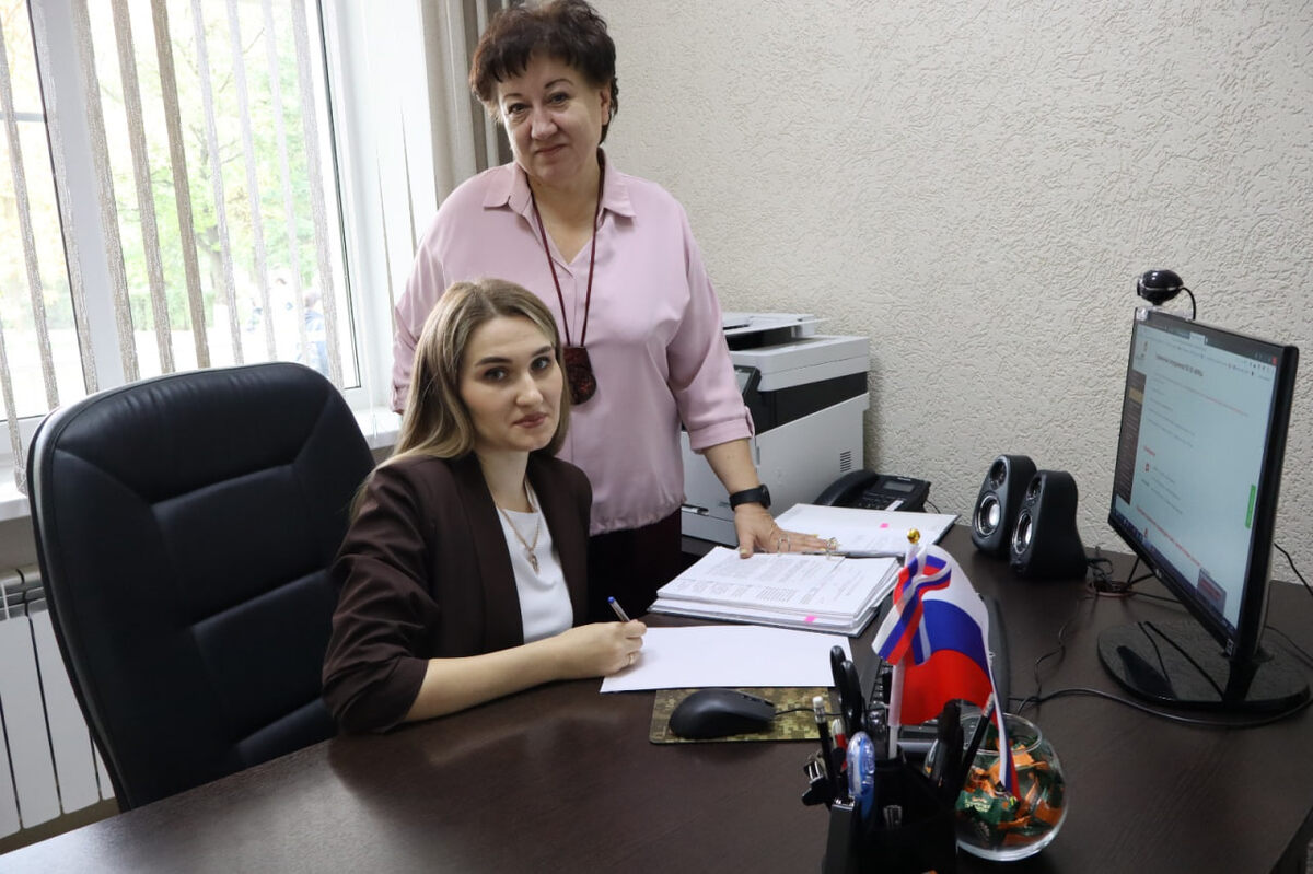 С. Сафонова и юрисконсульт Е. Н. Масленникова. / ФОТО: ЕЛЕНА АРЦИМОВИЧ

