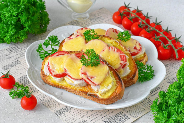 Быстрый и вкусный завтрак или полдник для любимой семьи! Горячие бутерброды с курицей - это не просто перекус, а полноценное блюдо, которое наполнит энергией и подарит массу удовольствия. Хрустящий хлеб, пикантный соус, свежие томаты, сытная курочка и расплавившийся сыр - одной порции покажется мало!