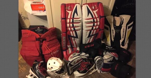 Родители мальчика, узнав о его желании играть в хоккей, приобрели всё необходимое