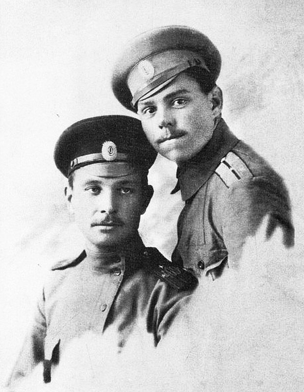Александр Василевский (справа) с другом, 1915 год