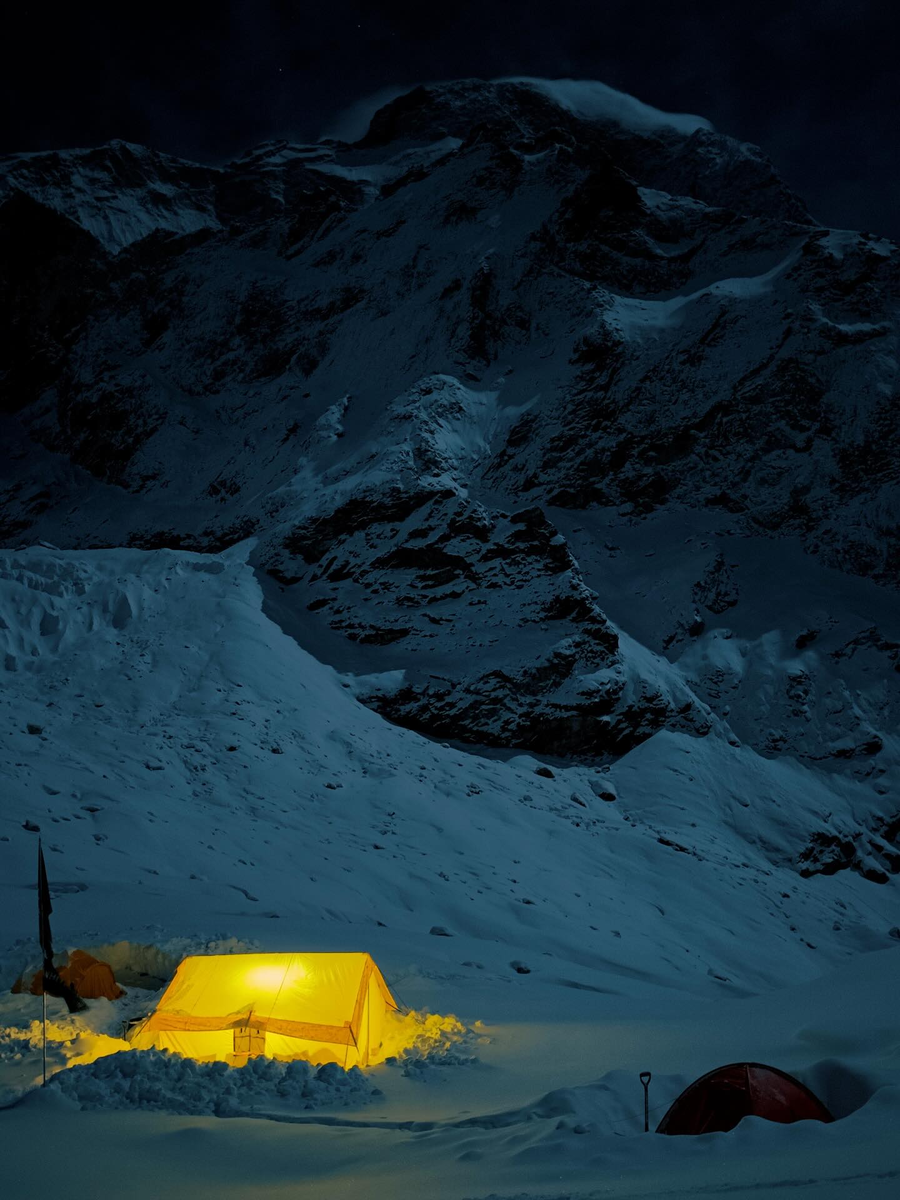 Лагерь на Макалу. Фото: DENIS ALEKSENKO