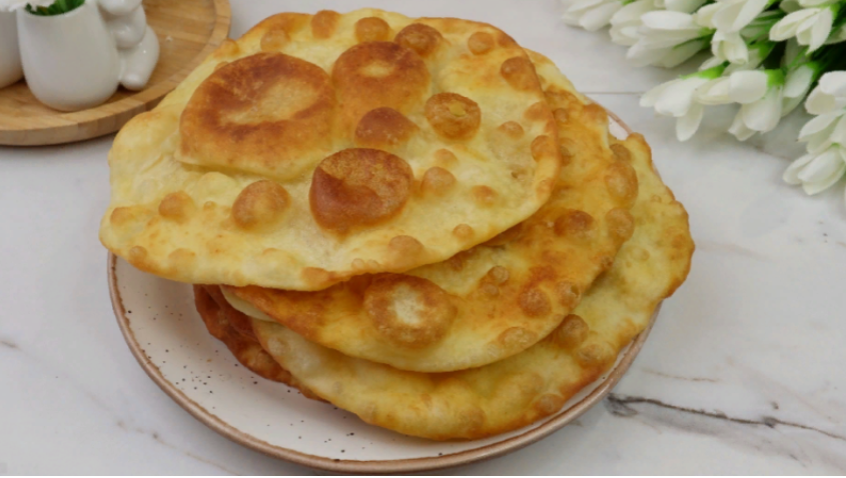 Этот рецепт лепешек настолько вкусен и прост, что их можно готовить хоть каждый день. "Губки" на кефире...