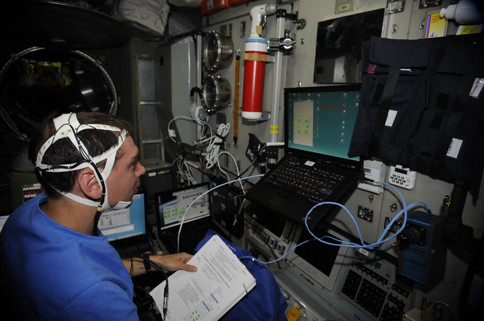 Космонавты проводит медицинский эксперимент на борту станции. Фото: Роскосмос