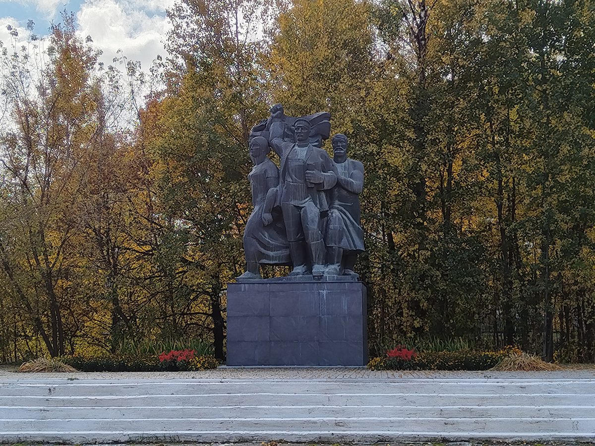 Памятник маевцам напротив завода