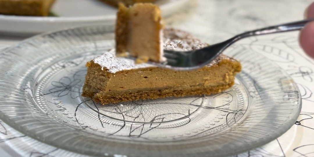 Если бы осень можно было испечь, она была бы вот таким карамельным песочным пирогом.