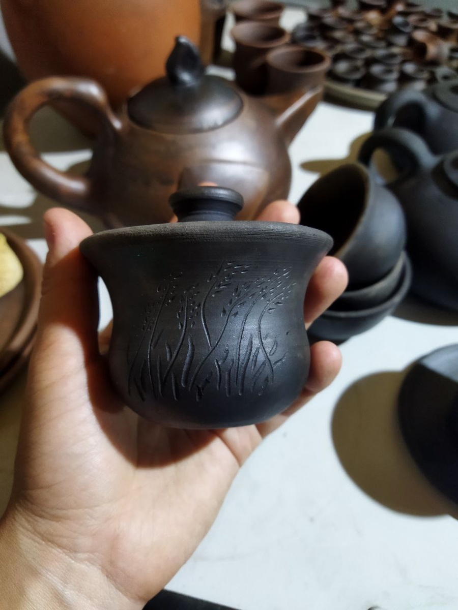 Чайники, гайвань и пиалы (задний фон) - ручная работа Keramika Ambrosse 