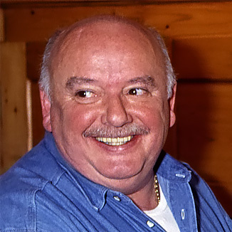 Конрад Куяу — тот самый «художник» аферы. Фото: Telephil, CC BY-SA 3.0 (Wikimedia Commons)