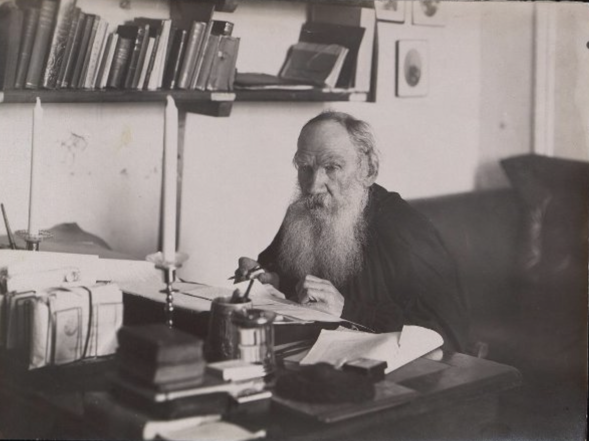 Лев Николаевич Толстой за письменным столом с карандашом в руках, 1909 год