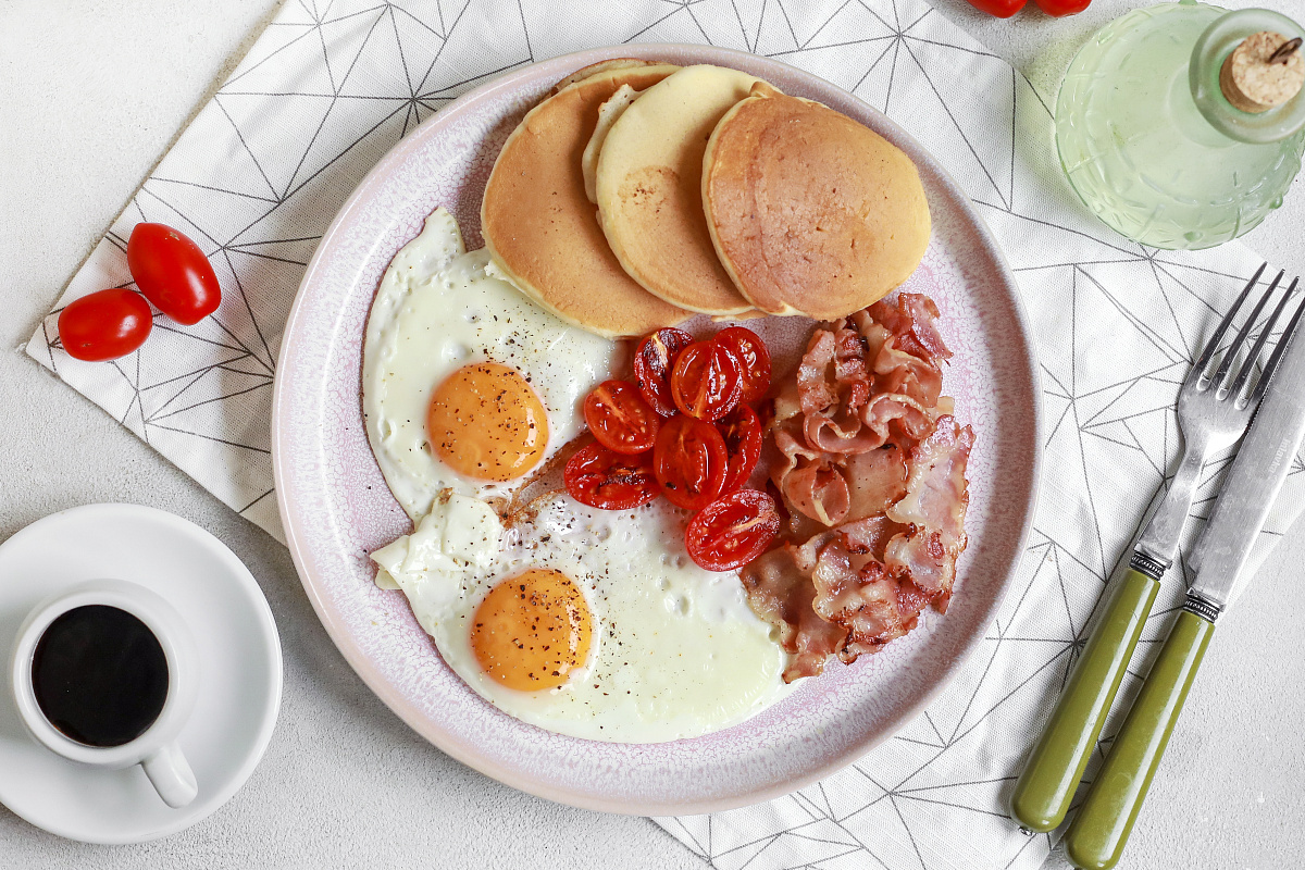 Канадский завтрак - панкейки с кленовым сиропом, яичницей глазуньей и беконом