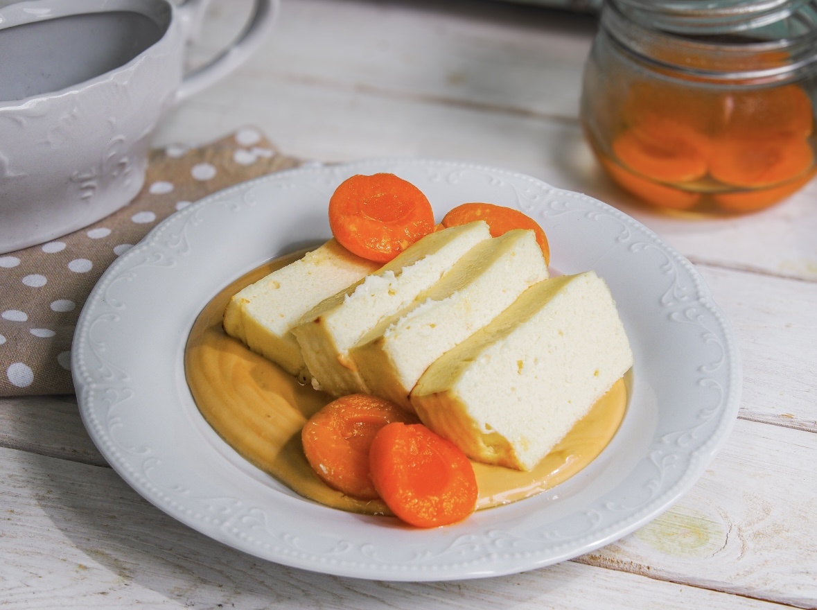 Творожная запеканка со сметанным соусом и абрикосами