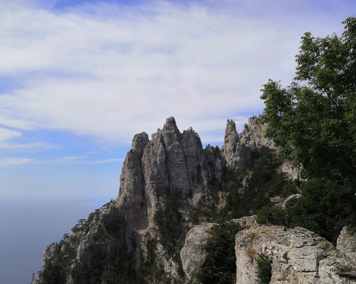 Над древними известняками виртуозно поработали дождь и ветер, превратив их в популярную крымскую достопримечательность. Фото автора