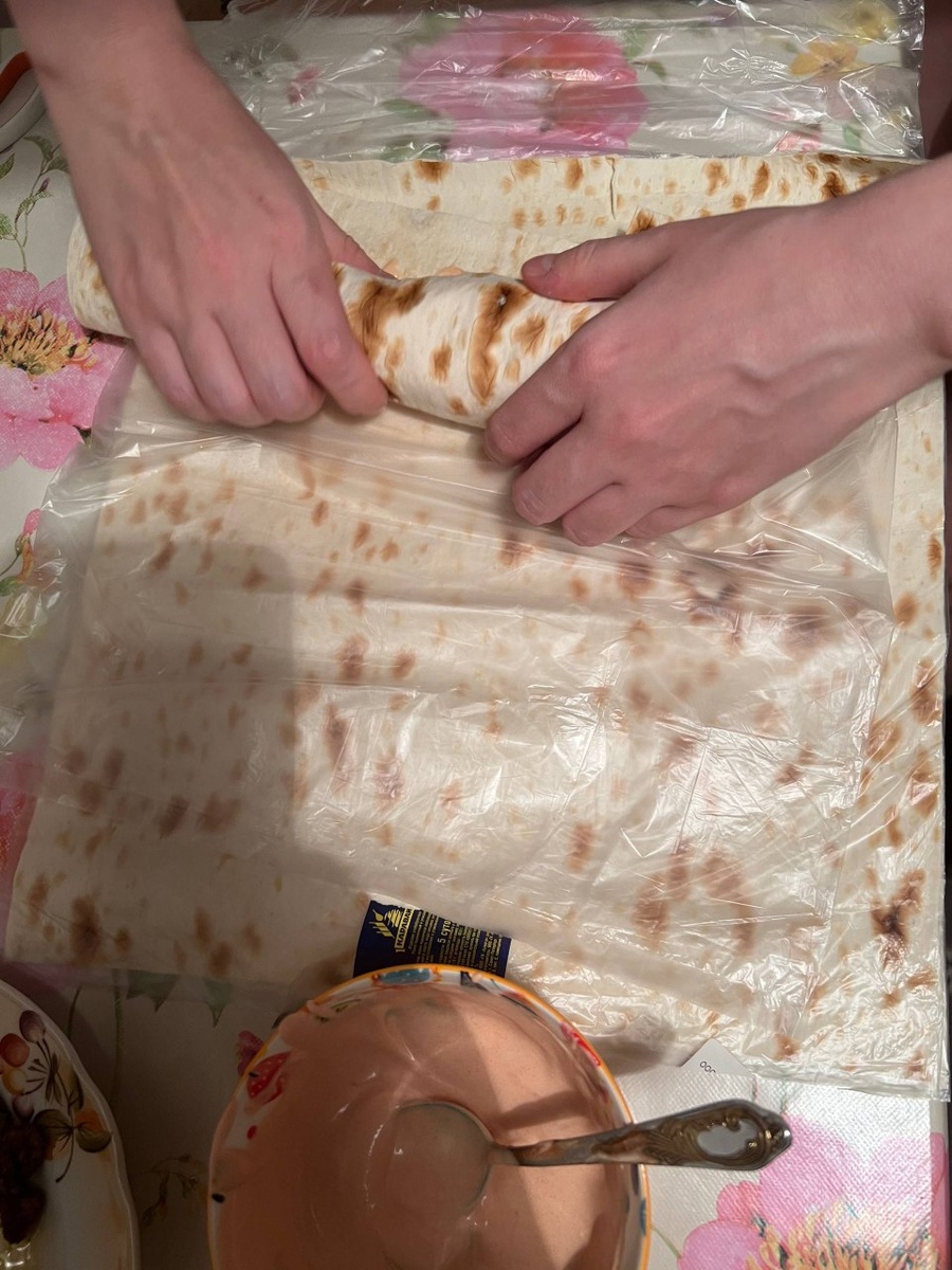 Закручивается с подгибом одного края - это дно будет