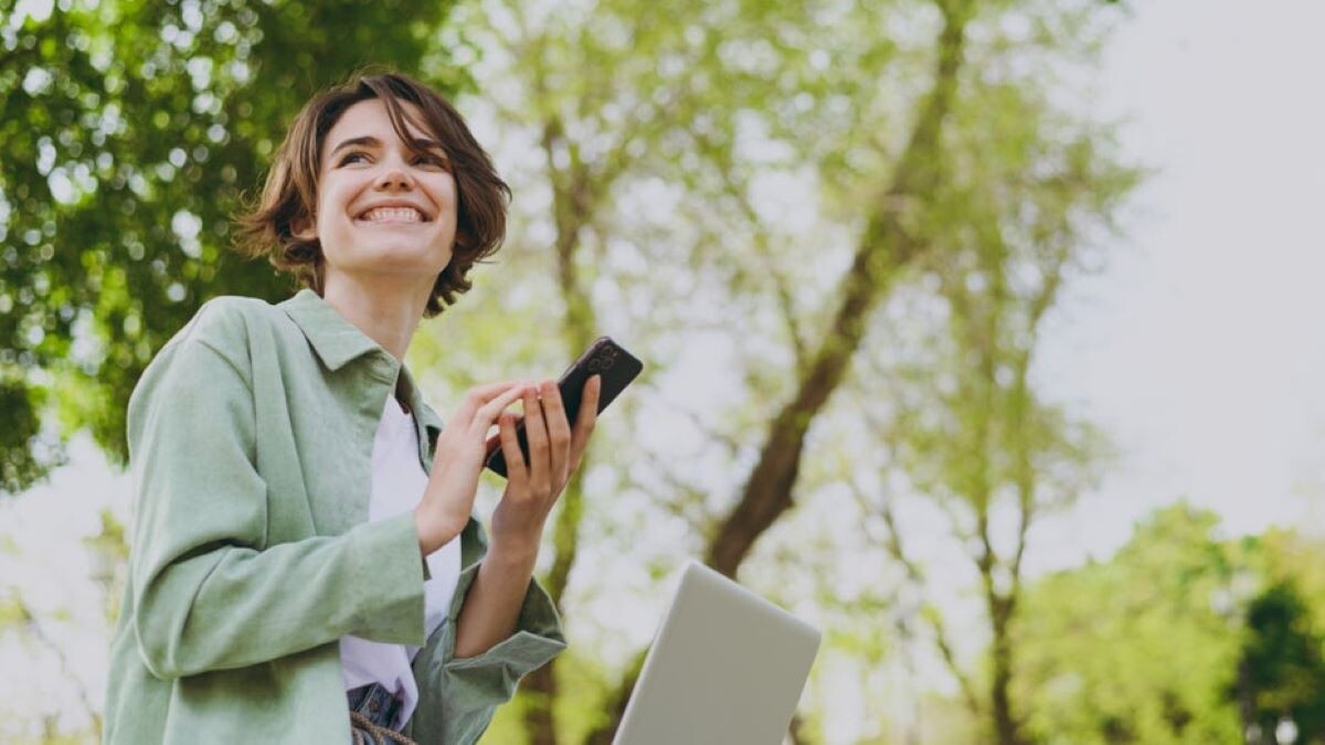 Исследования можно осуществлять, имея по рукой лишь смартфон или ноутбук. Фото: ViDI Studio/Shutterstock