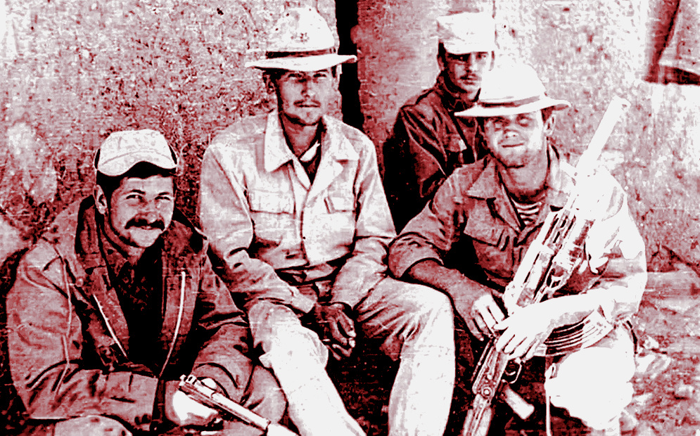 Таривердиев-младший (второй слева) в компании однополчан.