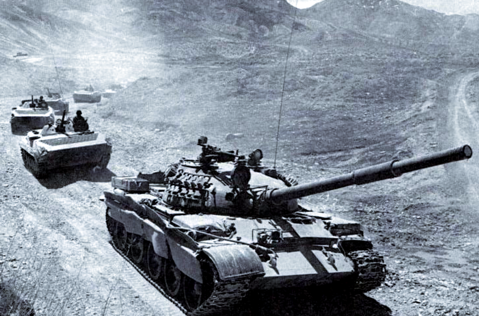 Танк Т-64 ведёт за собой колонну БМП-1 с десантом в Афганистане.