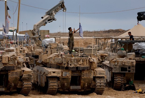    Военнослужащий Армии обороны Израиля на границе с сектором Газа на юге Израиля, 12 октября 2025 года. Фото: Ammar Awad / Reuters