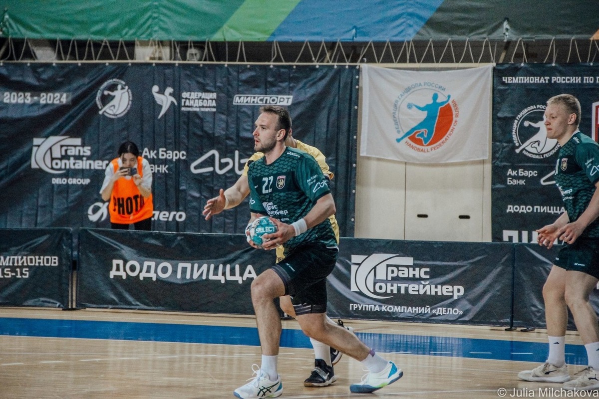    С мячом Павел Елистратов. предоставлено ГК Зилант