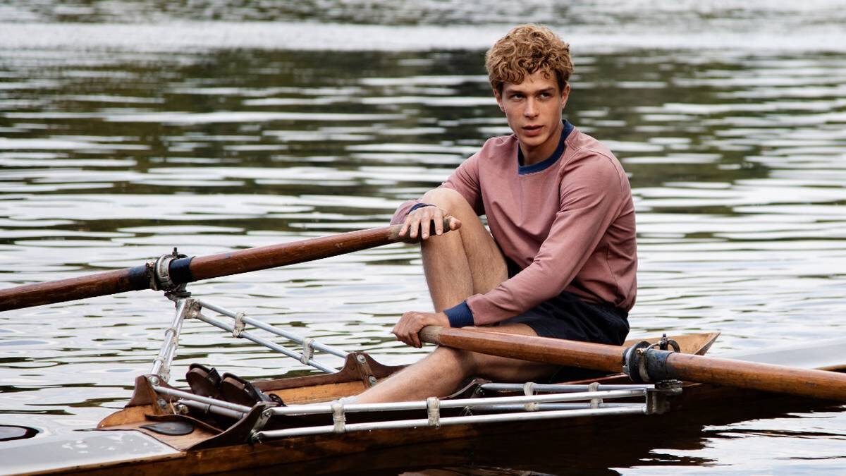    Кадр со съемок фильма «Первый на Олимпе». Главную роль — гребца и олимпийского чемпиона Юрия Тюкалова — исполнил Глеб Калюжный. Ради съемок в этой ленте актеру пришлось брать уроки по гребле / Фото: Пресс-служба фильма