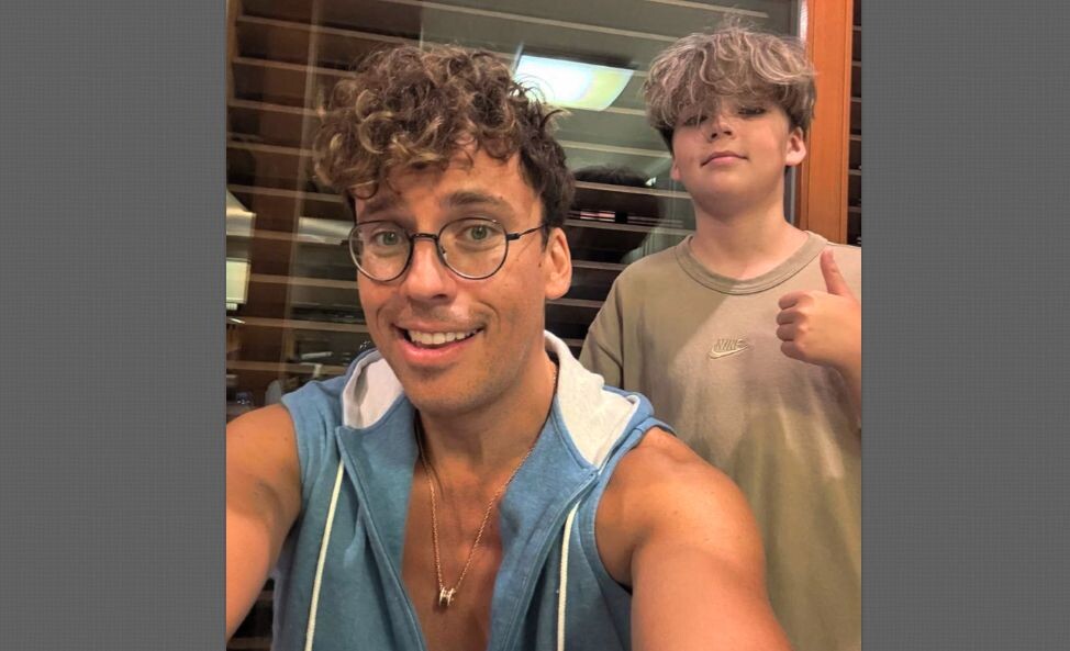 У сына с отцом похожие причёски