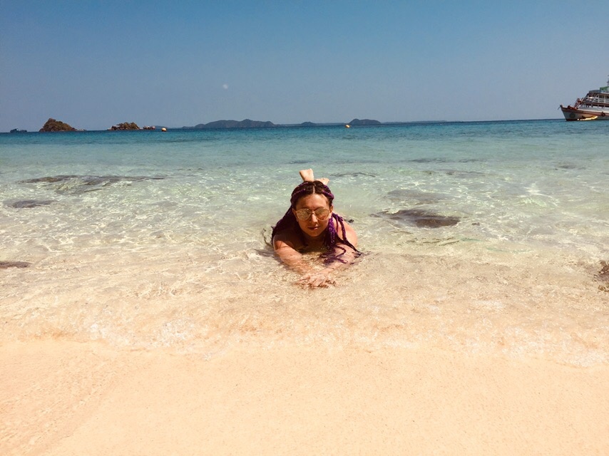 Классно же! Это конечно не пляж в Паттайе. Это соседний остров Ко Лан. Чуть меньше часа на пароме и ты на райском острове))