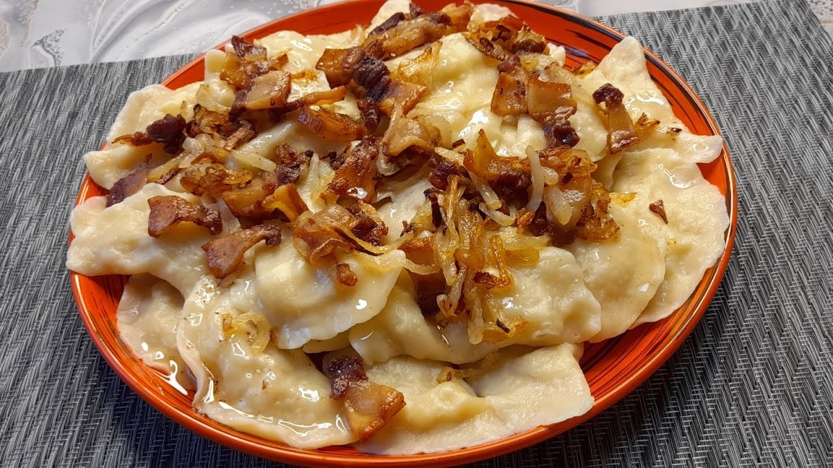 Вареники с выжарками (шкварками) и луком