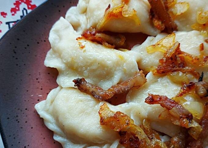 Вареники с выжарками (шкварками) и луком