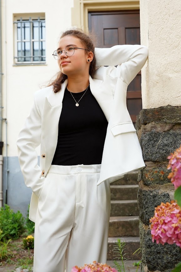 Я считаю, что Ульяна соблюла дресс-код и не изменил себе. И выглядела потрясающе