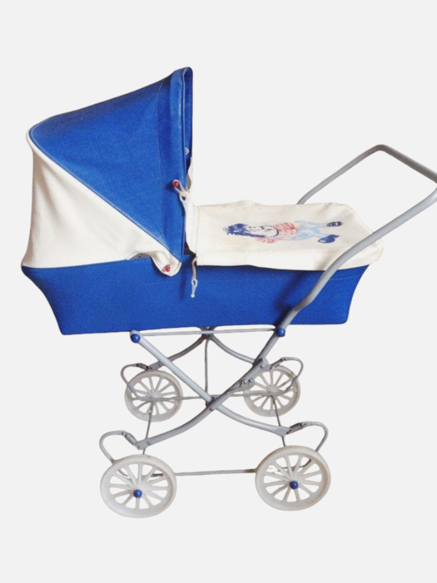 лежа́чая кукольная коляска — бело-синяя, с закрывающимся капюшоном и чехлом, на котором был нарисован Карлсон. 