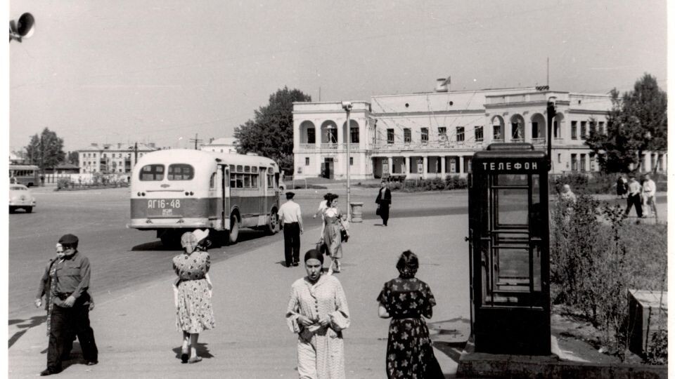    Октябрьская площадь, 1957 г.. Источник: goskatalog.ru, архив АГКМ, Калинин Н.Н.