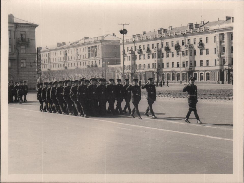     1 мая 1962 г. в г. Барнауле.. Источник: goskatalog.ru, архив АГКМ, Белошицкий А.Е.