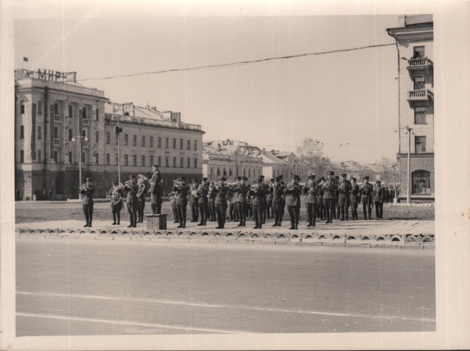     1 мая 1962 г. в г. Барнауле.. Источник: goskatalog.ru, архив АГКМ, Белошицкий А.Е.