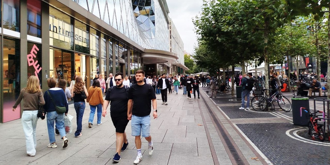 Я на миг лишилась дара речи, когда немка, работница театральной кассы во Франкфурте, посоветовала мне оплатить картой "моей партнёрши"