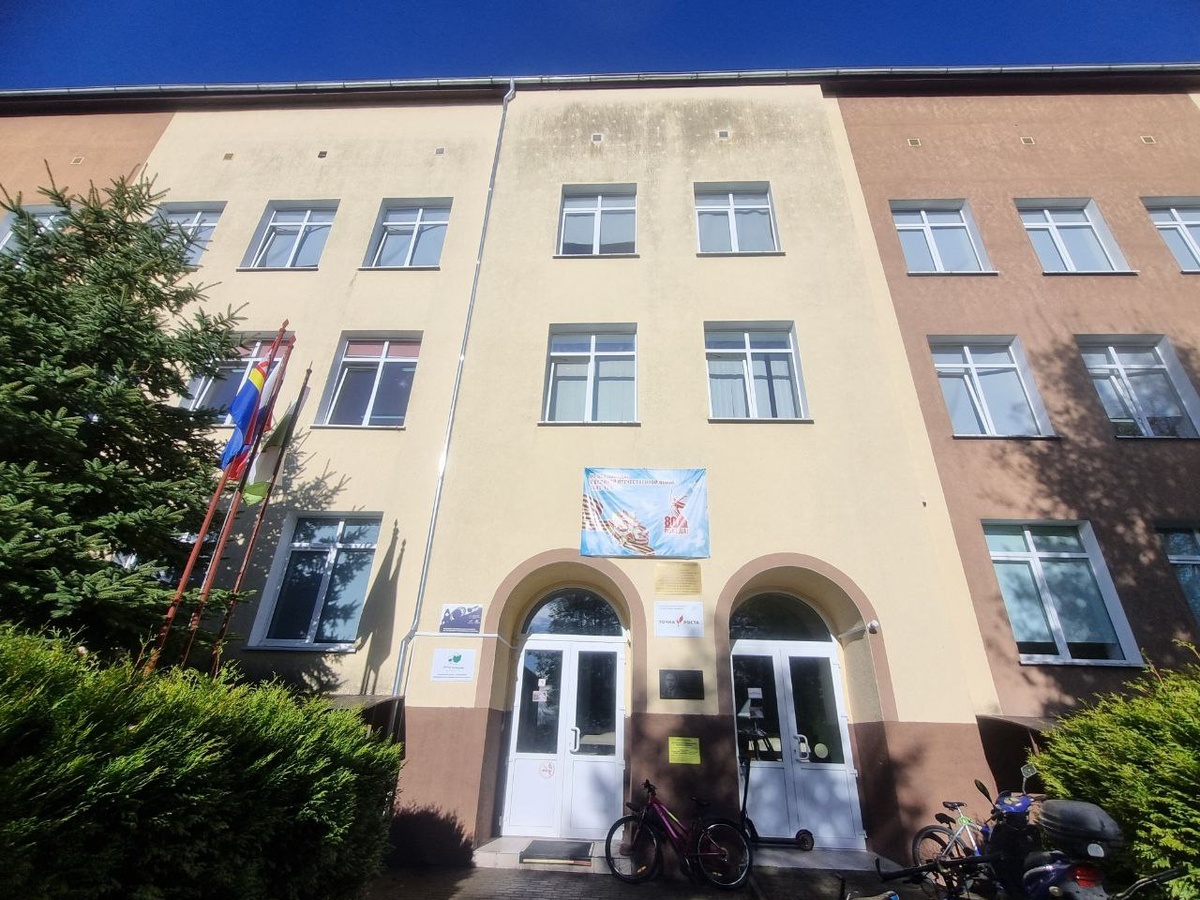 Средняя школа города Нестеров имени Виктора Ивановича Пацаева.