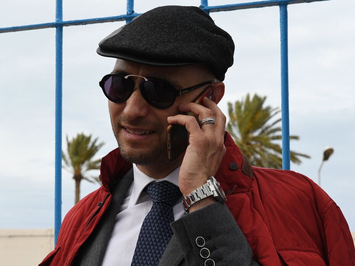    Мужчина разговаривает по телефону© РИА Новости . Наталья Селиверстова