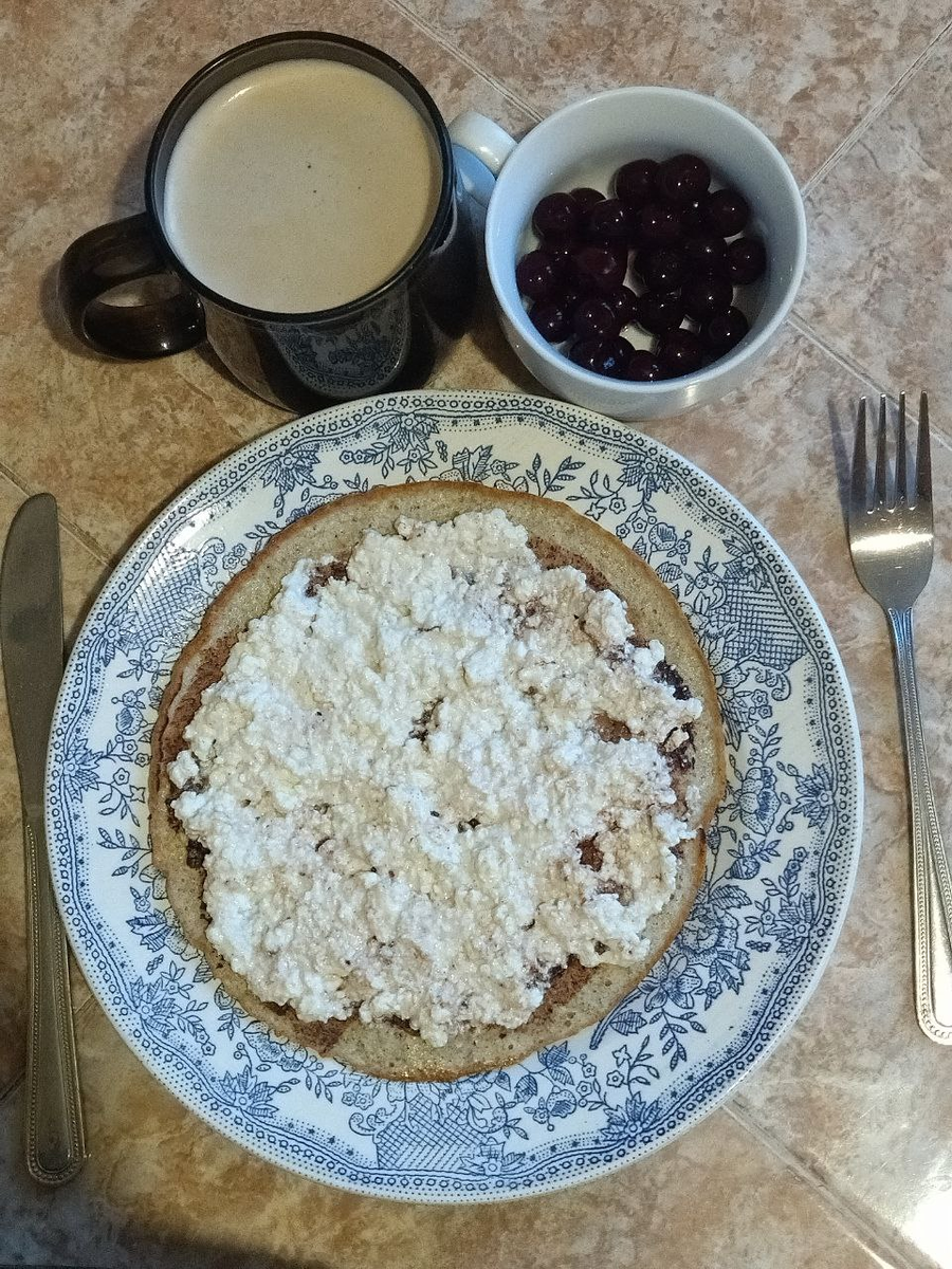 Сладкий овсяноблин можно превратить вот в такой тортик: корж намазать растопленным шоколадом (кладу дольку сразу после переворачивания и закрываю крышку), в отдельной миске: творог+кефир+сах.зам+корица) и на блин в виде крема. Т.к. ягода с косточкой решила положить отдельно, если бы это была не вишня, то тоже можно на блин для украшения😋