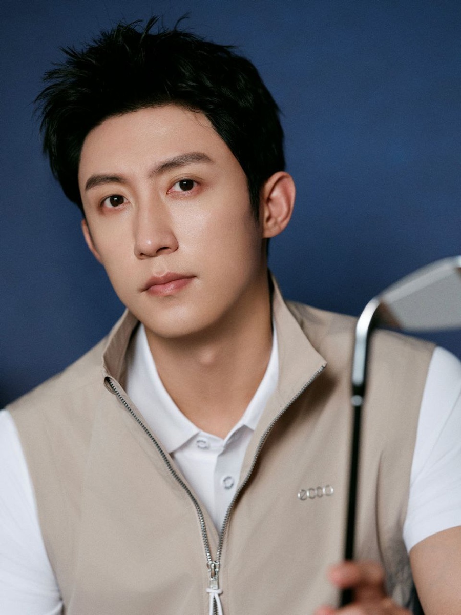 Хуан Цзинъюй. Листайте галерею...