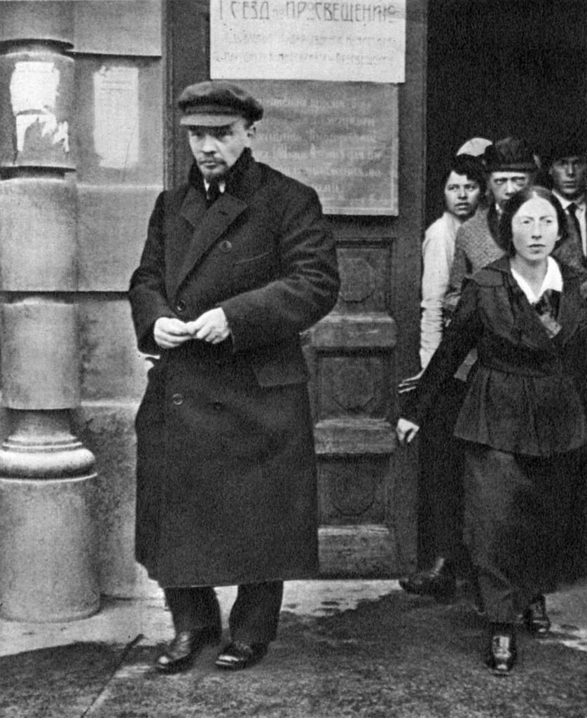 Ленин выходит с заседания Всероссийского съезда просвещения. Позади — Надежда Крупская.