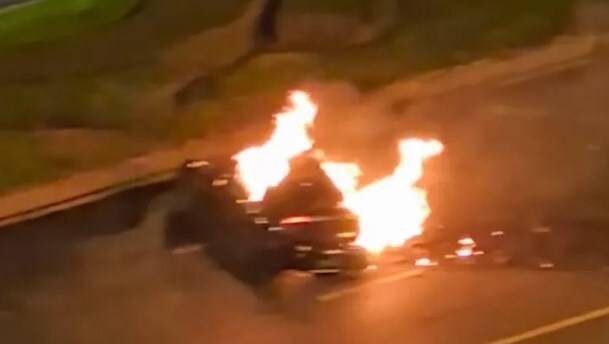    Источник фото: Скриншот видео (с Weibo), на котором загорелось авто после ДТП в Чэнду, Китай. Источник: Weibo