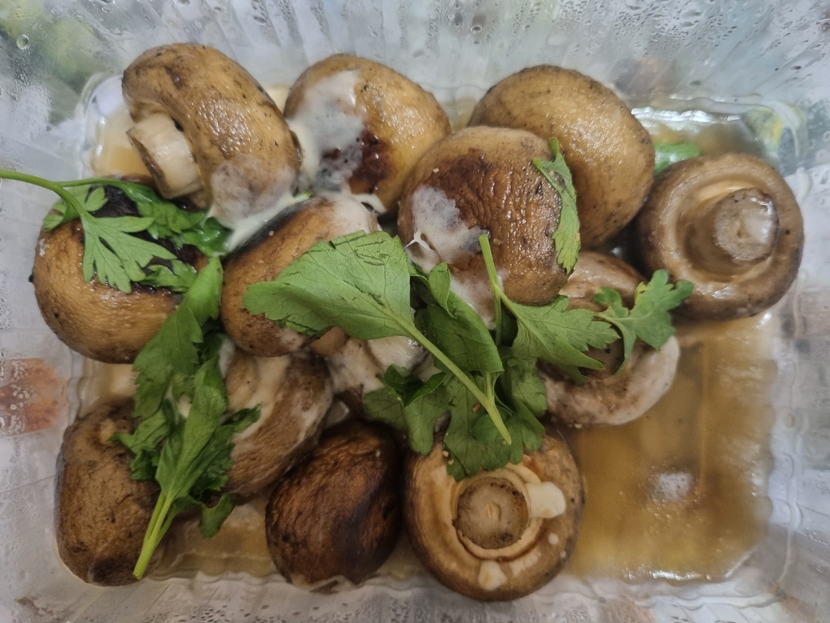    Заворачиваем шампиньоны в лаваш – получаем гору вкуснейшей закуски: хоть под фильм, хоть на праздник